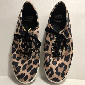 Setting Leopard tennis shoes with velvet laces